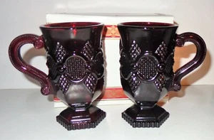 NUEVO JUEGO DE 2 TAZAS PEDESTAL DE VIDRIO ROJO RUBÍ DE COLECCIÓN AVON 1876 BACALAO CAPA CON CAJA - Imagen 1 de 4