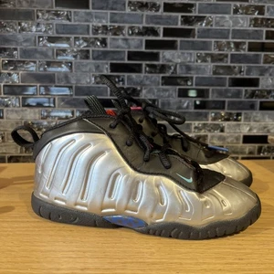 Nike Little Posite Größe 10C Kleinkind One Metallic Silber Stil FJ3305-001 - Bild 1 von 10