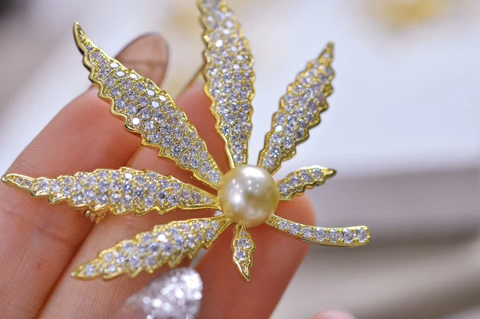 Broche prendedor de hojas unisex de perlas doradas naturales corte redondo de 2 quilates enchapado en oro amarillo de 14 quilates Foto 1 de 4