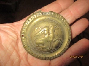 Ancienne Plaque Laiton au Griffon mythologique Ornement de Meuble Pendule - Picture 1 of 3