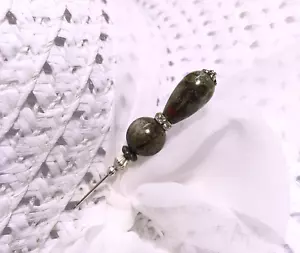 CAPPELLO con SPLENDIDE PIETRE DI DIASPRO - Sfumature di grigio e rosso - Impostazione finitura argento - Foto 1 di 10
