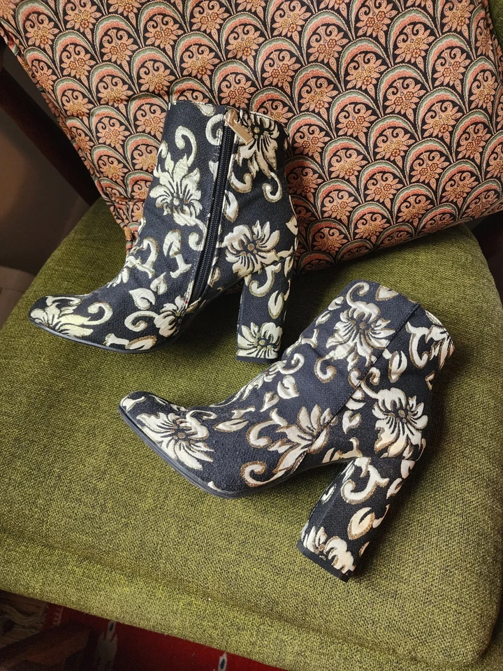 Botines Bamboo Namaste Negro Dorado Floral Jacquard | Talla 10 | Tacón Bloque Foto 1 de 1