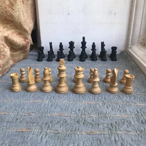 Staunton Chess Piece Boxwood Wooden Chess Set Complete. Vintage turned wood box - Picture 1 of 13