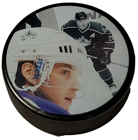 LUC ROBITAILLE #20 NHL LA KINGS RARE PHOTO ON OFFICIAL HOCKEY PUCK MADE UNKNOWN Cover