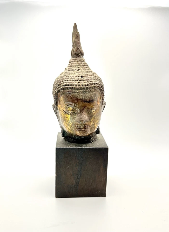 Escultura de cabeça de Buda do sudeste asiático bronze fundido dos anos 1950–60 em suporte de madeira - Imagem 1 de 4