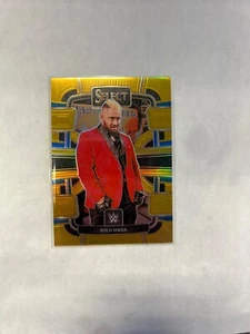 2024 Panini Select WWE - Solo Sikoa - #26 - Gold Prizm 04/10 - Foto 1 di 2