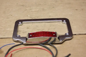 V-TWIN 42-0923 MARCO MATRÍCULA CROMO CON LED ROJO LÁMPARA SUPERIOR PARA HARLEY - Imagen 1 de 7
