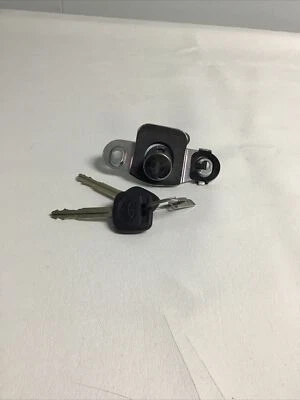 2012-2017 Toyota Yaris Cylinder with 2 Keys Set OEM New 6905552490 69055-52490 - Изображение 1 из 4
