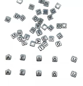 100 Stücke 6mm Würfel Silber Farbe Vokal - Alphabete / Buchstaben Acryl Perlen - Picture 1 of 2