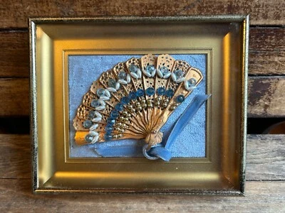Abanico de mano de latón enmarcado miniatura vintage azul blanco cuentas caja de sombra Hong Kong Foto 1 de 4