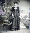 1880 Młoda kobieta Gorsetowa sukienka Tintype Sceniczne malowane tło 2 kapelusze