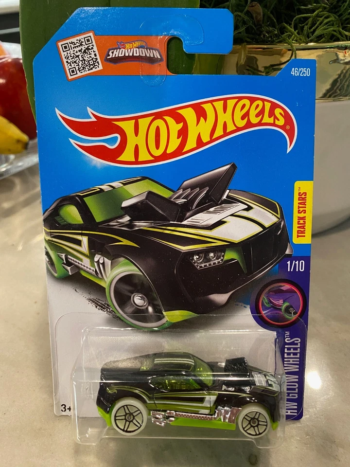 2016 Hot Wheels TWINDUCTION #46 Nero - HW Glow Wheels - Immagine 1 di 1