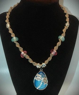 Libélula en una lágrima azul lechosa-blanca en un collar de cáñamo tostado hecho a mano de 17" Foto 1 de 4