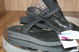 Skechers Sandal Flip Flop Shooting Star Yoga Foam 38612 US7 EU37 NIB - Picture 1 of 11