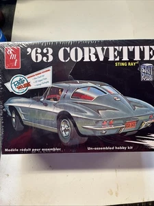 AMT 1963 Chevy Chevrolet Corvette Sting Ray 1:25 Scale Plastic Model Car Kit 861 - Picture 1 of 14