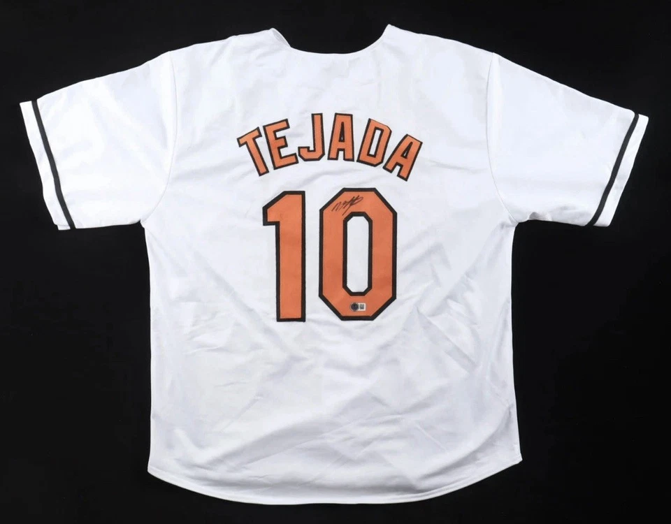 Camiseta deportiva firmada por Miguel Tejada de los Orioles de Baltimore (Beckett) 6x All Star Shortstop Foto 1 de 4