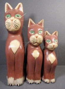 Trio gatti arte popolare dipinto a mano legno chiaro vintage 10" 7" e 5" colore cannella - Foto 1 di 20