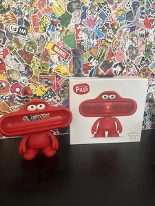 Soporte de altavoz Beats by Dr Dre rojo Pill Dude - Imagen 1 de 5