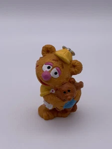 Vintage Applause Muppet Babys Fozzie hält Teddybär Kunststoff PVC Figur 1988 2 Zoll - Bild 1 von 8