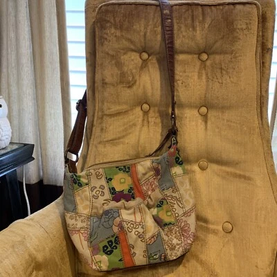 Bolso Mensajero Fossil Lino Estampado Floral con Borde de Cuero Foto 1 de 4