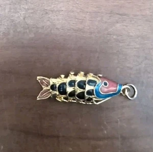 Vintage Emaille Gelenk Koi Fisch Anhänger Charm/Schwarz, Blau & Rot - Bild 1 von 3