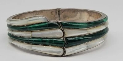 Brazalete de plata de ley con bisagras de 8" con incrustaciones de malaquita verde y perlas firmado N.A.  Foto 1 de 4