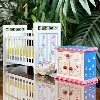 JUEGO DE MUEBLES Y ACCESORIOS DE GUARDERÍA INFANTIL CASA MUÑECAS 11 PIEZAS Caballo Mecedor Foto 1 de 4