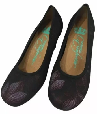 CROWNE COMFORTEUR Size 8.5 Chill Stretch Ladies Slip On Wedge Textile Shoes - Image 1 of 4