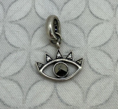 Dije Kendra Scott Open Bright Eye en pirita tono plata vintage Foto 1 de 4