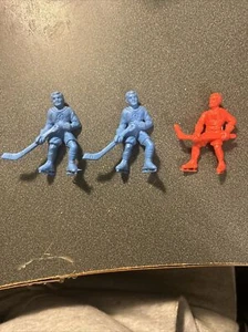 1950’s-1960’s Kellogg’s Cereal Plastic Blue And Red Players Blue 5’s Red Is #11 - Bild 1 von 8