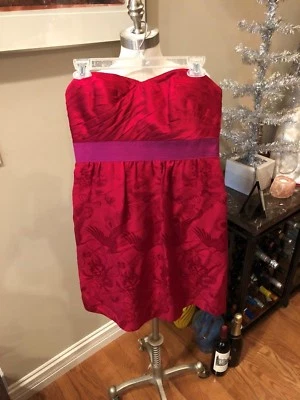 Vestido Phoebe Couture en estampado rojo asiático con banda Fuscia en el busto, sin tirantes. Foto 1 de 4