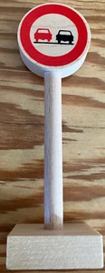 Verkehrszeichen Überholverbot von BECK Holzspielzeug - H 10cm - Made in Germany - Bild 1 von 5