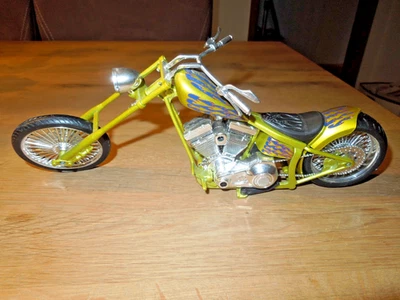1 Modell Chopper Motorrad Bike aus Kunststoff und Metall in gold-grün Metallic - Bild 1 von 4