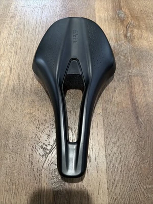 Седло Fizik TEMPO ARGO R3 150 мм - черное - Изображение 1 из 4