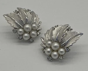 Vintage Krone Trifari gebürstet silberfarben Kunstperlen Blätter Clip auf Ohrringe 1" - Bild 1 von 6