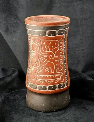 Jarrón Maya Popol Vuh Terracota Tallado a Mano México Arte Popular Cerámica Tribal Foto 1 de 4