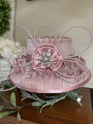Susanna Pink Derby Hat Ruffles & Rhinestones | Satin Trim | Church Hat | Couture - Imagem 1 de 4