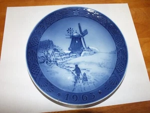 VINTAGE ROYAL COPENHAGEN 1963 WINDMILL CHRISTMAS 7.25" DIAMETER PLATE - Picture 1 of 3