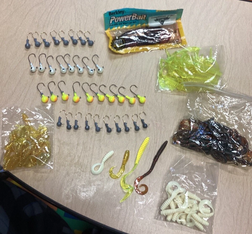 Lote de 81 gusanos de goma Mister Twister y 36 anzuelos de pesca Foto 1 de 3