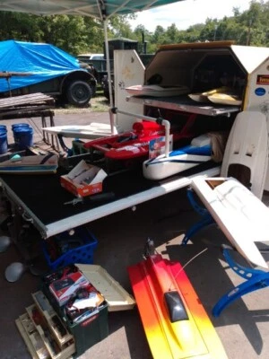 Paquete de barco de control remoto con remolque autónomo se ve impresionante 5.000. OBO. HACER OFERTA Foto 1 de 4