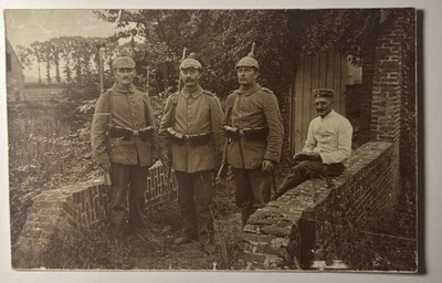 Foto original de soldado alemán de la Primera Guerra Mundial en el campo con escritura en la parte posterior Foto 1 de 4