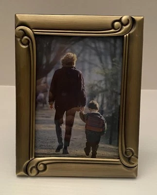 Marco de fotos Fetco dorado foto de 5”X 7”, respaldo de terciopelo negro colgante o mesa HH-514 Foto 1 de 4