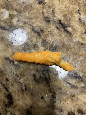 Cheeto en forma de revólver ¡Una de una pieza de arte única! Foto 1 de 3