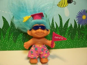 CLASE DE TROLL DE POSGRADO/GRADUACIÓN ""93"" - MUÑECA TROLL RUSO DE 3"" - NUEVO STOCK DE TIENDA - Imagen 1 de 6