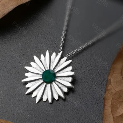 Collar colgante de plata de ley 925 con piedras preciosas de esmeralda de corte redondo flor Foto 1 de 4