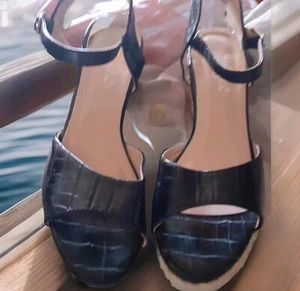 DAMEN SANDALEN IN GR. 39/40, DEZENTES MUSTER, BEQUEM, ATMUNGSAKTIV UND FEMININ! - Bild 1 von 3