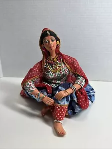 Bambola donna ballerina indiana ornata ed esotica seduta metà secolo? Fatto in casa? - Foto 1 di 12