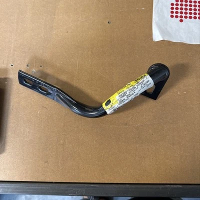 Componentes de parachoques delantero GM OEM 99-06 Sierra 2500 HD - Soporte de montaje 15705678 Foto 1 de 3