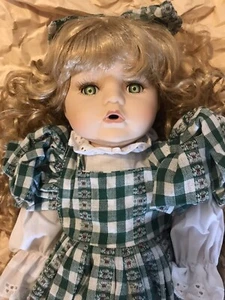 Vintage Porzellanpuppe mit grünen Augen und offenem Mund - Bild 1 von 4