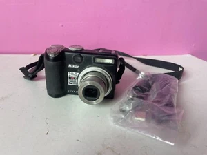 Nikon Coolpix P5000 10.0MP Digital Camera Black + 2GB SD Card + Transfer cable - Picture 1 of 7